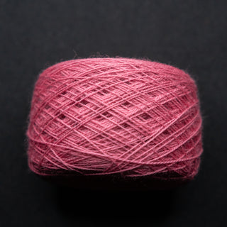 Vevgarn - Grindvev - Ull - Perle 70 - Nøste/Fedd 50 gr / Hespe 100 gr - Støvet Mørk Rosa 8010