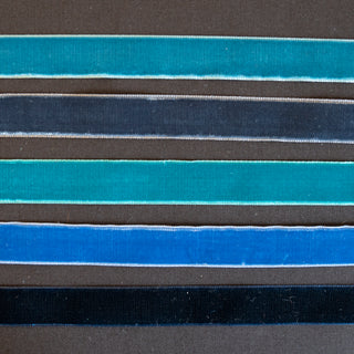 Fløyelsbånd i blått med bredde 16 eller 23 mm i høy kvalitet til bunad og festdrakt.
