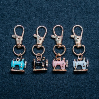 Nøkkelring - Symaskinsform - Turkis, svart, rosa og hvit