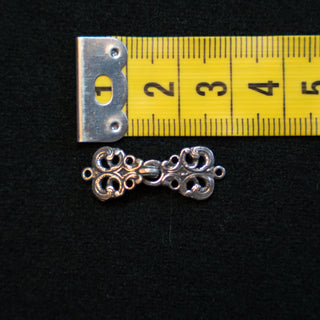 Synnøve liten hekte - Vestespenne - Tinn - 28 mm