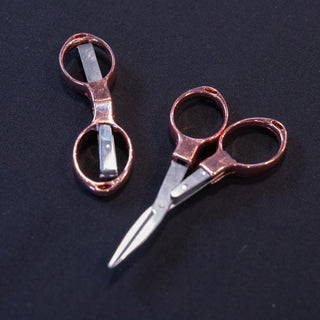 SUPERPRAKTISK! Broderisaks - Foldesaks - Sammenleggbar saks - Reisesaks - Rosegull - 10 cm