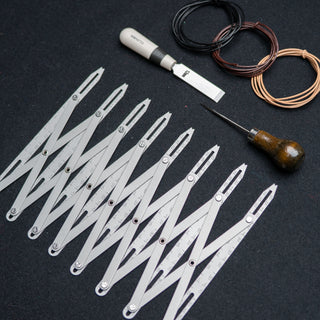 Knappekit 3 - Avstandsmåler, knapphullsjern, syl og 1 m snor – Til knapper på bunad