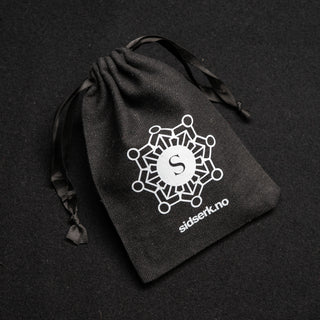 Oppbevaringspose i stoff - Svart med logo - 13 cm x 18 cm - Sidserk