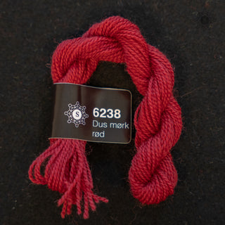 Broderigarn - Ull - Perle 70 - Hillesvåg Ullvarefabrikk - Dus mørk rød 6238