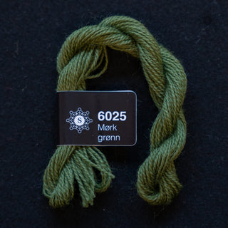 Broderigarn - Ull - Perle 70 - Hillesvåg Ullvarefabrikk - Frisk mørk grønn 6025