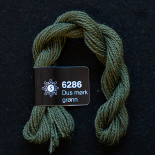 Broderigarn - Ull - Perle 70 - Hillesvåg Ullvarefabrikk - Dus mørk grønn 6286
