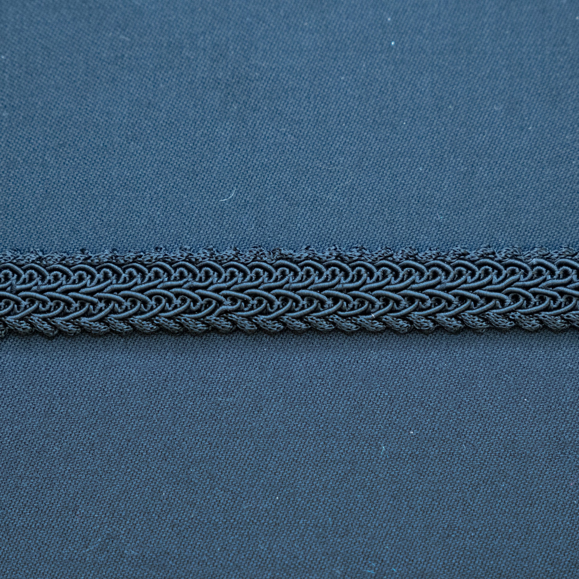 Klassisk svart agraman bånd til bunad. Bredde 17 mm. Mye brukt innenfor kantebånd på beltestakkforkle.