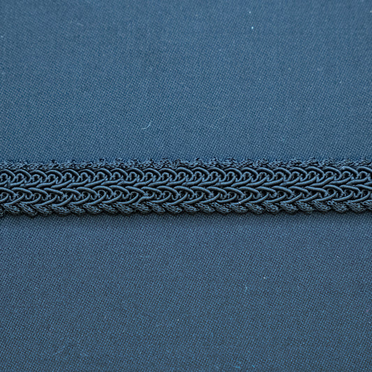 Klassisk svart agraman bånd til bunad. Bredde 17 mm. Mye brukt innenfor kantebånd på beltestakkforkle.