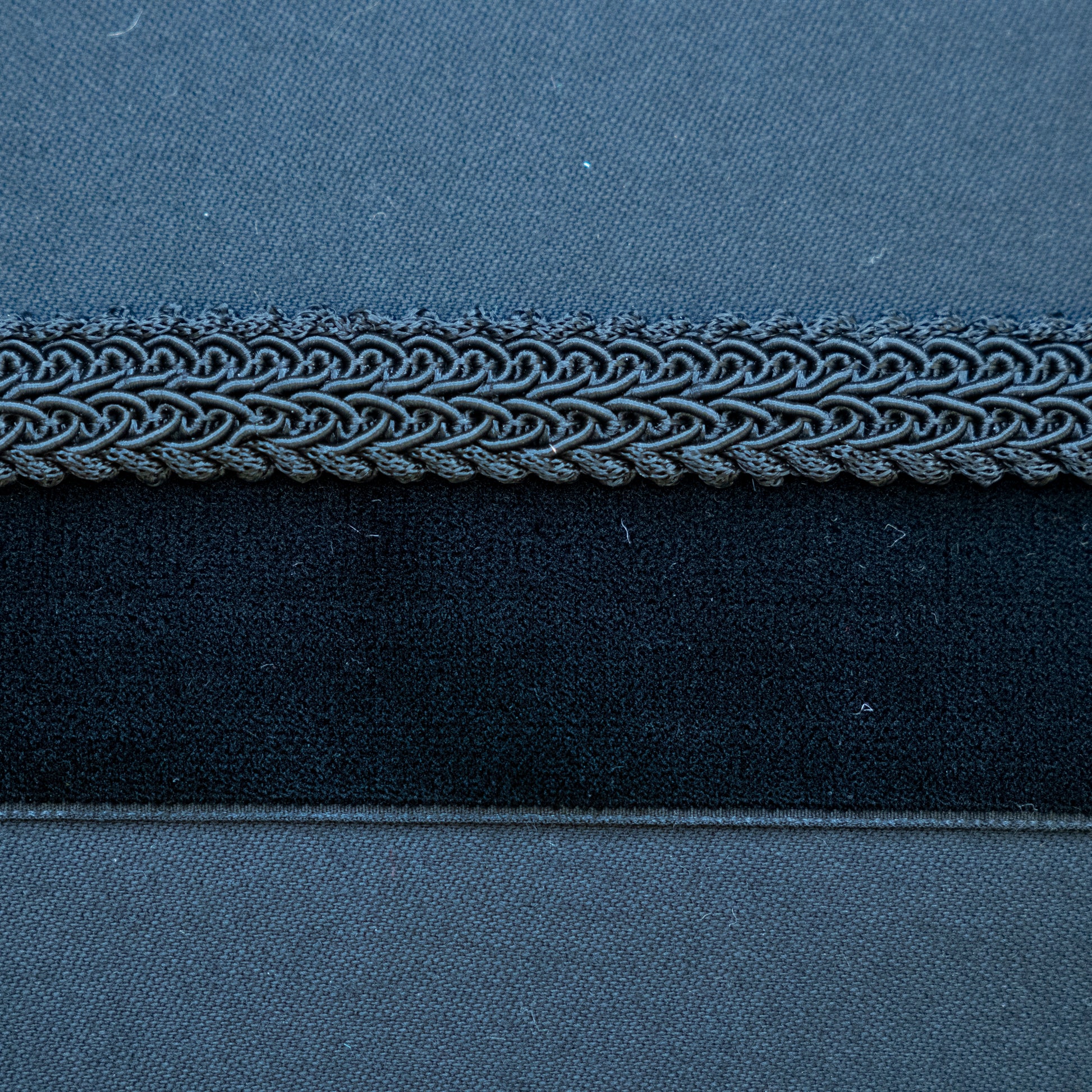 Klassisk svart agraman bånd til bunad ved siden av fløyelsbånd. Bredde 17 mm. Mye brukt innenfor kantebånd på beltestakkforkle.