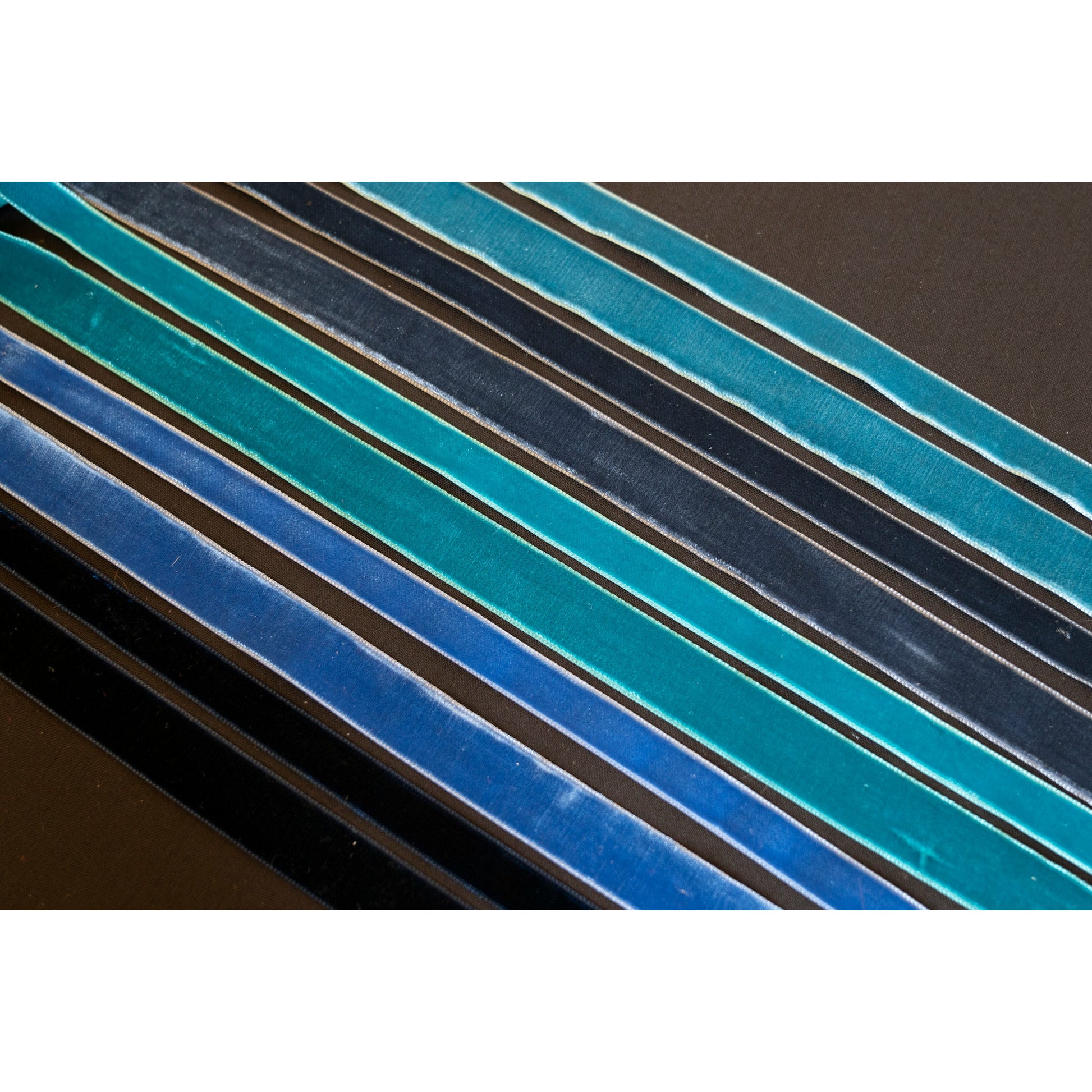 Fløyelsbånd i blått med bredde 16 eller 23 mm i høy kvalitet til bunad og festdrakt.
