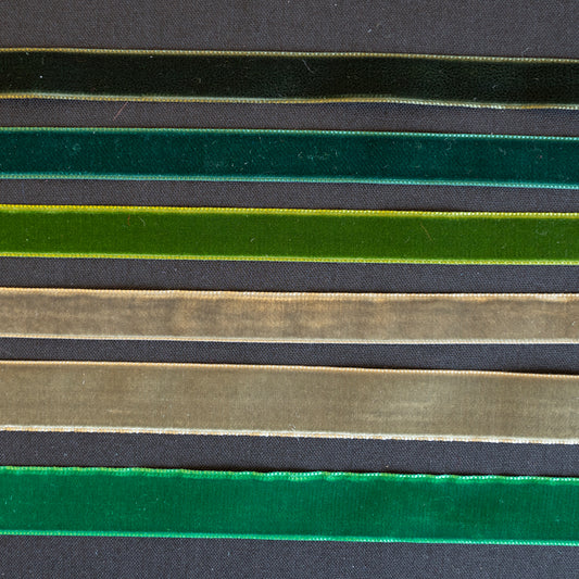 Grønne fløyelsbånd med bredde 16 eller 23 mm i høy kvalitet til bunad og festdrakt.