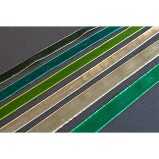 Grønne fløyelsbånd med bredde 16 eller 23 mm i høy kvalitet til bunad og festdrakt.