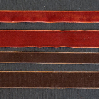 Brune Fløyelsbånd med bredde 16 eller 23 mm i høy kvalitet til bunad og festdrakt.