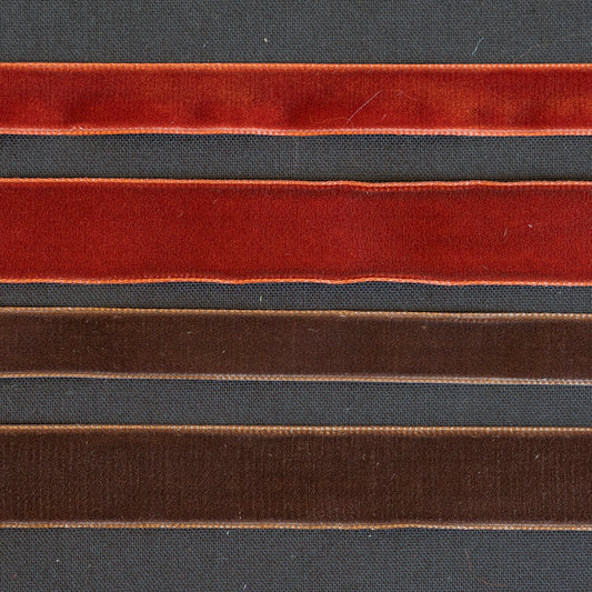 Brune Fløyelsbånd med bredde 16 eller 23 mm i høy kvalitet til bunad og festdrakt.